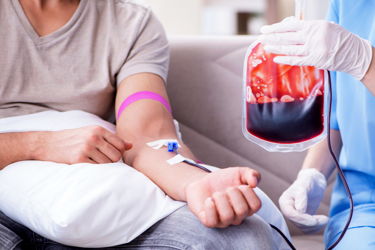 Una persona recibe una transfusión sanguínea